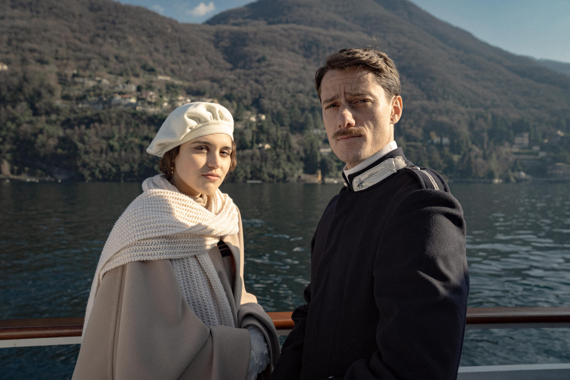 <p>La serie &ldquo;Una Finestra Vistalago&rdquo; verr&agrave; presentata in anteprima al BIF&ST (Bari International Film Festival) che si svolger&agrave; dal 21 al 28 Marzo 2026 e il 15 Aprile 2026 agli Screenings Raicom di Assisi&nbsp;</p>
